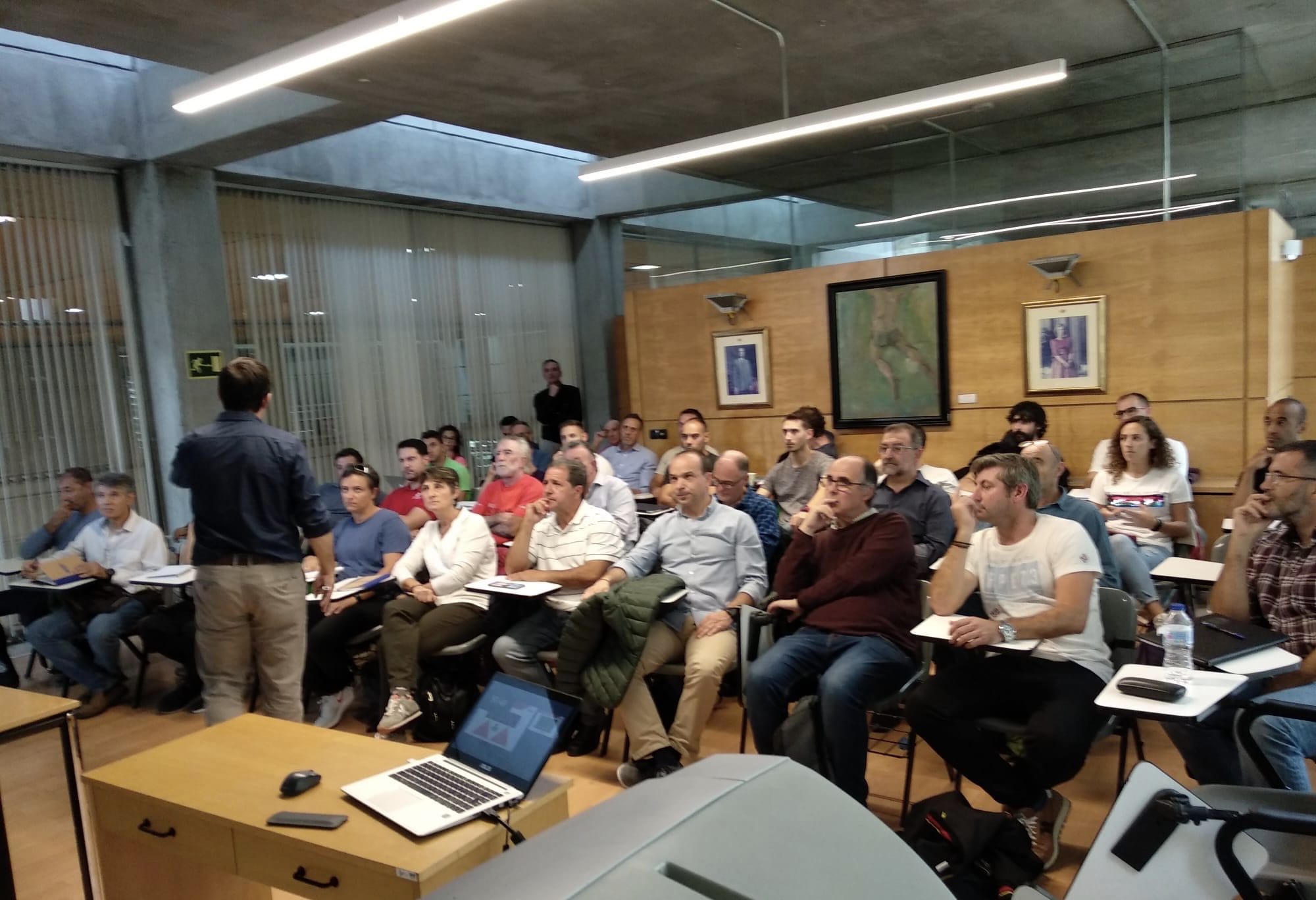 F&eacute;lix Navarro y Fran&ccedil;ois Beoringyan en la reuni&oacute;n nacional de relevos, velocidad y vallas